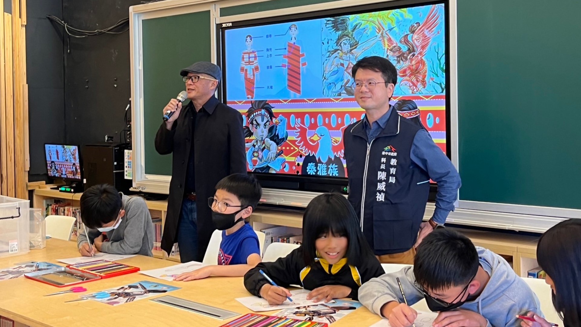 教育局終身教育科科長及梨山國中小校長說明計畫執行精神。(圖/臺中市政府新聞局)