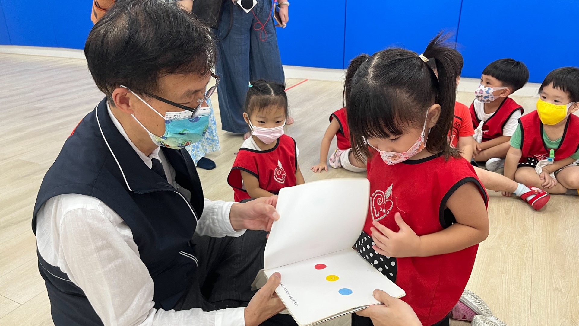 教育局長和孩子們一起讀繪本故事。(圖/臺中市政府新聞局)