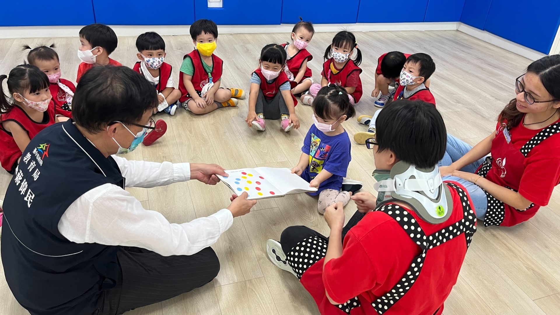 教育局長跟孩子們開心互動。(圖/臺中市政府新聞局)