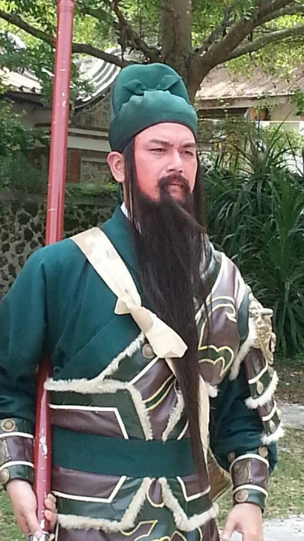 潘逸安曾扮演過關公,在溽暑套上層疊衣物。(圖/艾迪昇傳播提供)