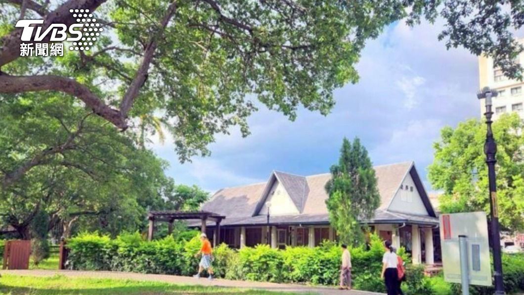 南投百年公園驚見會動的黑芝麻 螞蟻大軍入侵公廁