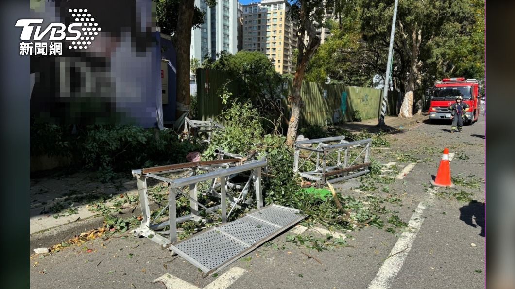 快訊/林口工地吊臂突倒塌 鐵架「從天而降」險砸公車站