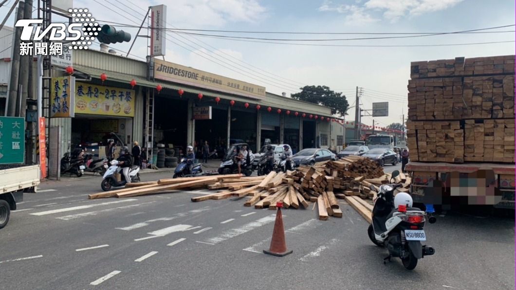 車上載運的木材傾瀉而下。(圖/TVBS)