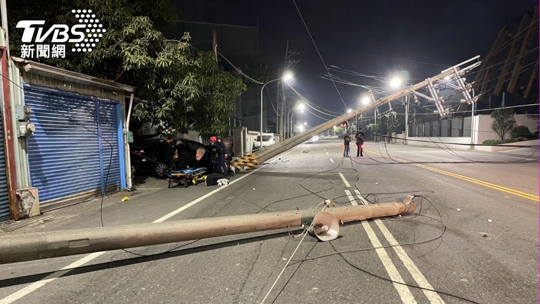 岡山凌晨巨響！男疑毒駕自撞車頭全爛　撞翻3根電桿倒馬路