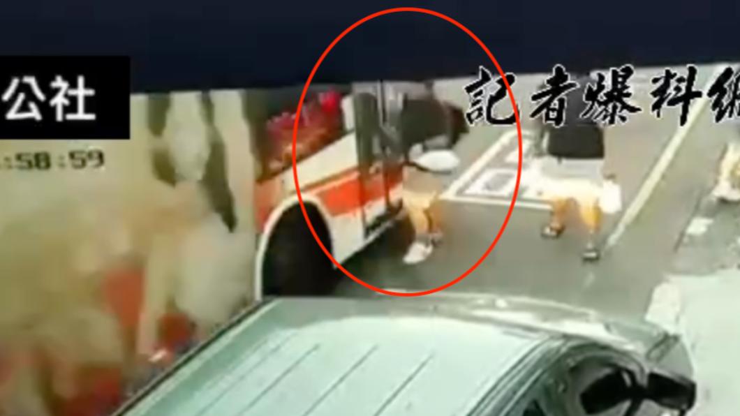 台中男「走馬路被公車撞傷」 影片曝遭打臉:路權自助餐
