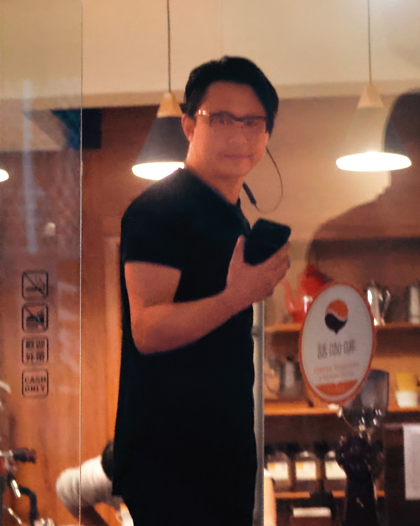 16:31,柯汶利與張爸爸聚會1個小時左右,也是謹防外人窺視,而且後來柯汶利神祕地先離開。