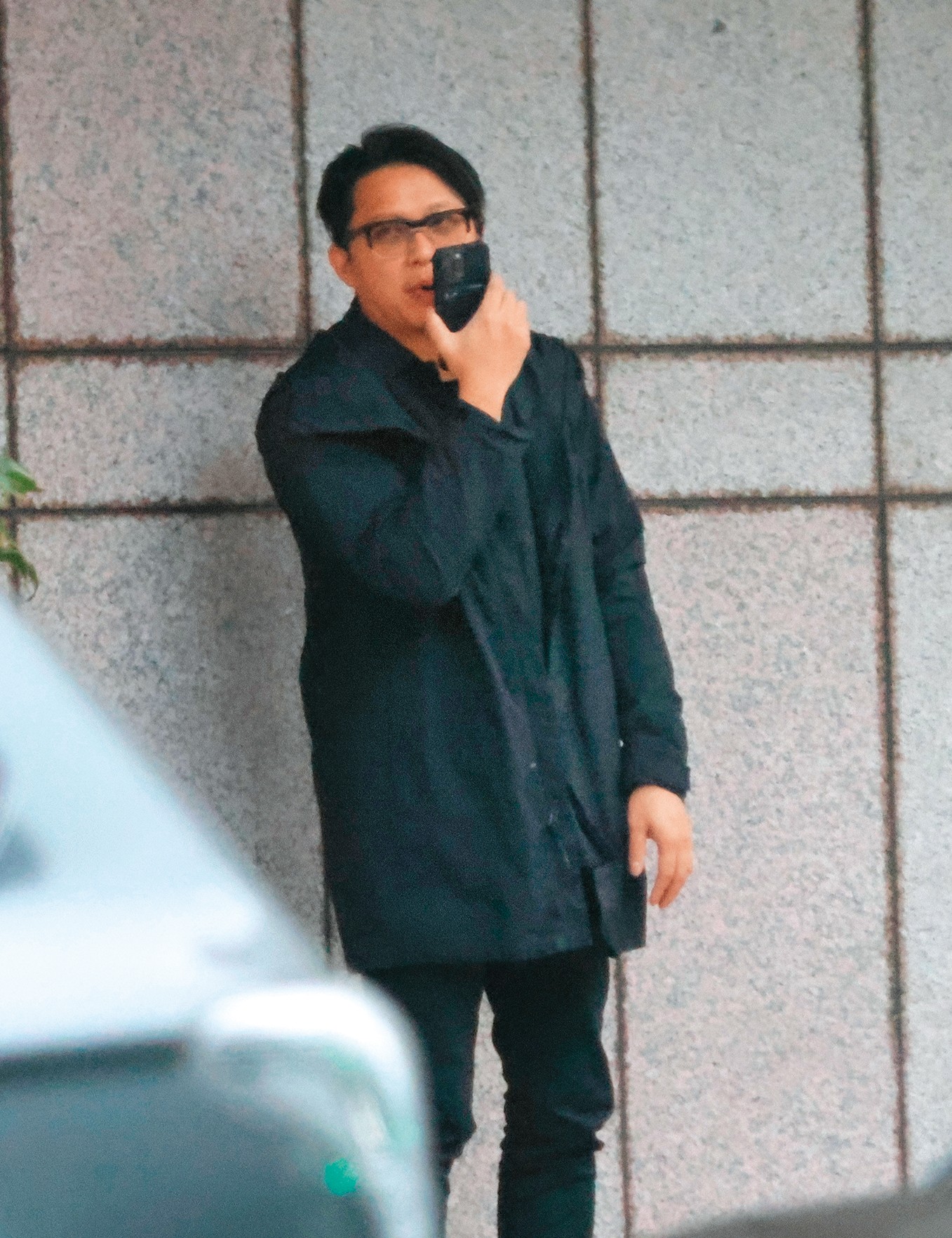 16:12,跟張鈞甯一樣,柯汶利在外行動的時候也是瞻前顧後。