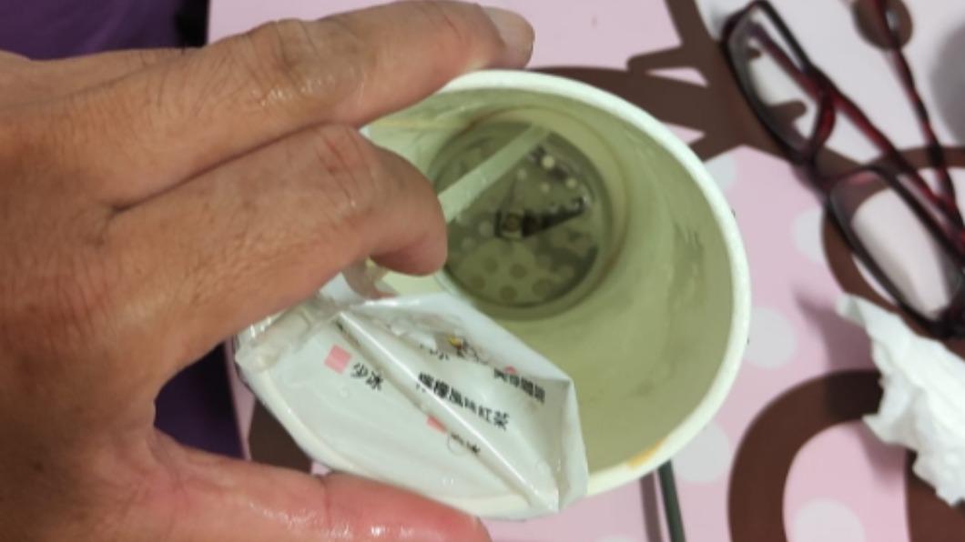 出包!丹丹漢堡奶茶喝完驚見「鐵濾網」 高雄衛生局開罰