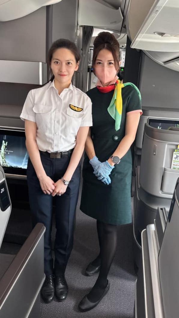 空姐薑咪（右）大讚王馨是長榮最漂亮的女機師。（圖／翻攝自即薑起飛-空姐整脊師薑咪臉書）
