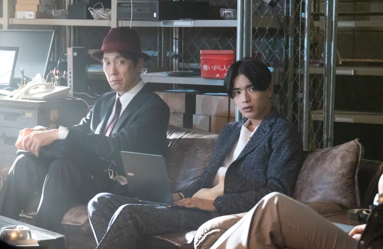 佐佐木藏之介(左)跟高橋恭平片中針鋒相對,私下卻會相約去桑拿。(圖/Disney+提供)