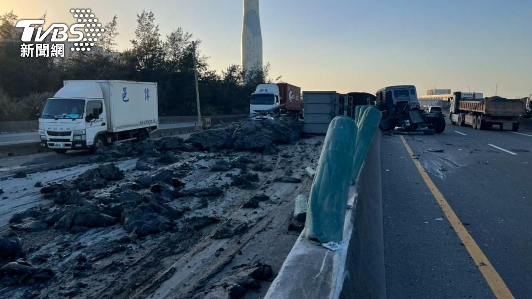 快訊/林口區台61線大貨車翻覆 滿地泥沙土石波及對向重機男