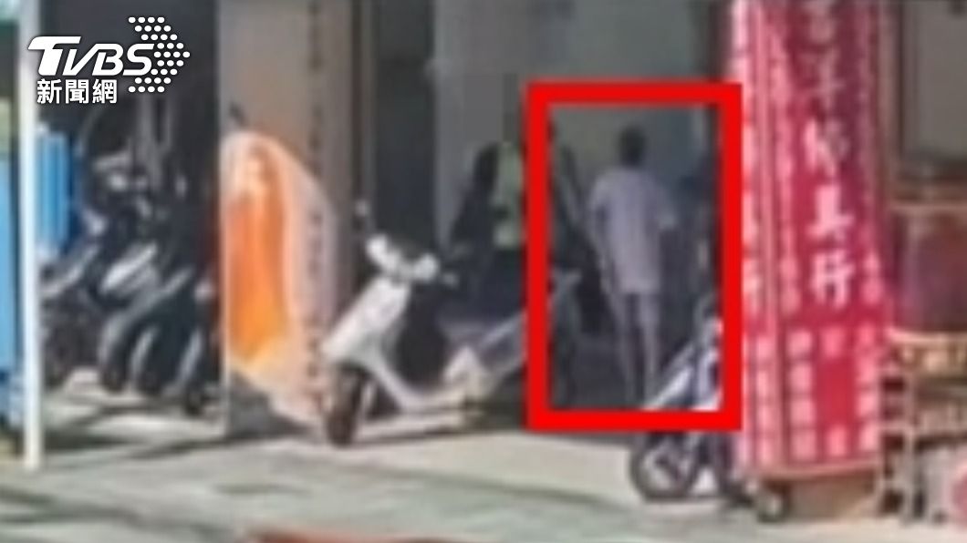 2023年9月26日，楊男靠近被害人欲將人推進一旁承租的店面。（圖／TVBS資料畫面）