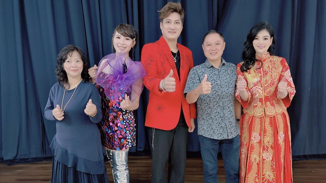 黃明志的父母特地到後台找楊哲等人合照。(圖/豪記唱片提供)