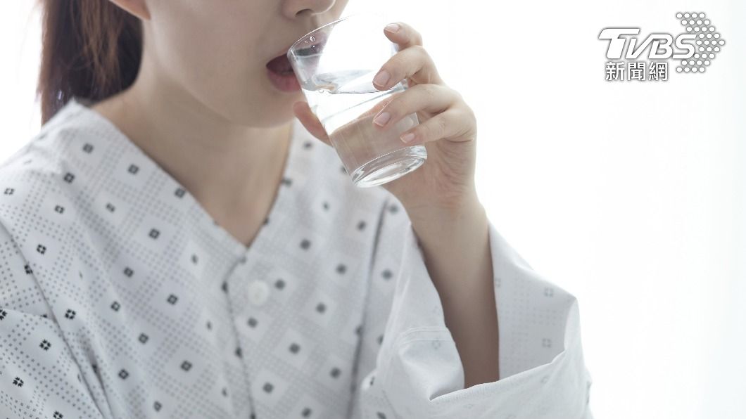 大量喝酒後務必多補充水分，以免身體出現脫水症狀。（示意圖／Shutterstock達志影像）