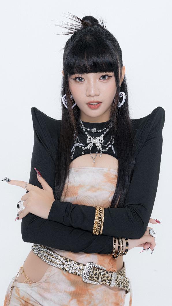 木木性感造型不輸師妹。(圖/華研國際提供)