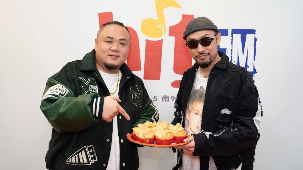 大淵(左)特地為熱狗準備發糕,祝他演唱會一飛衝天。(圖/Hit Fm聯播網提供)