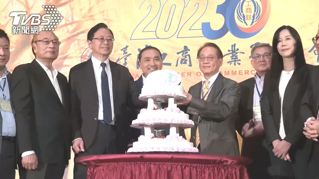 許顯榮在台上幫侯友宜喊凍蒜。(圖/TVBS)