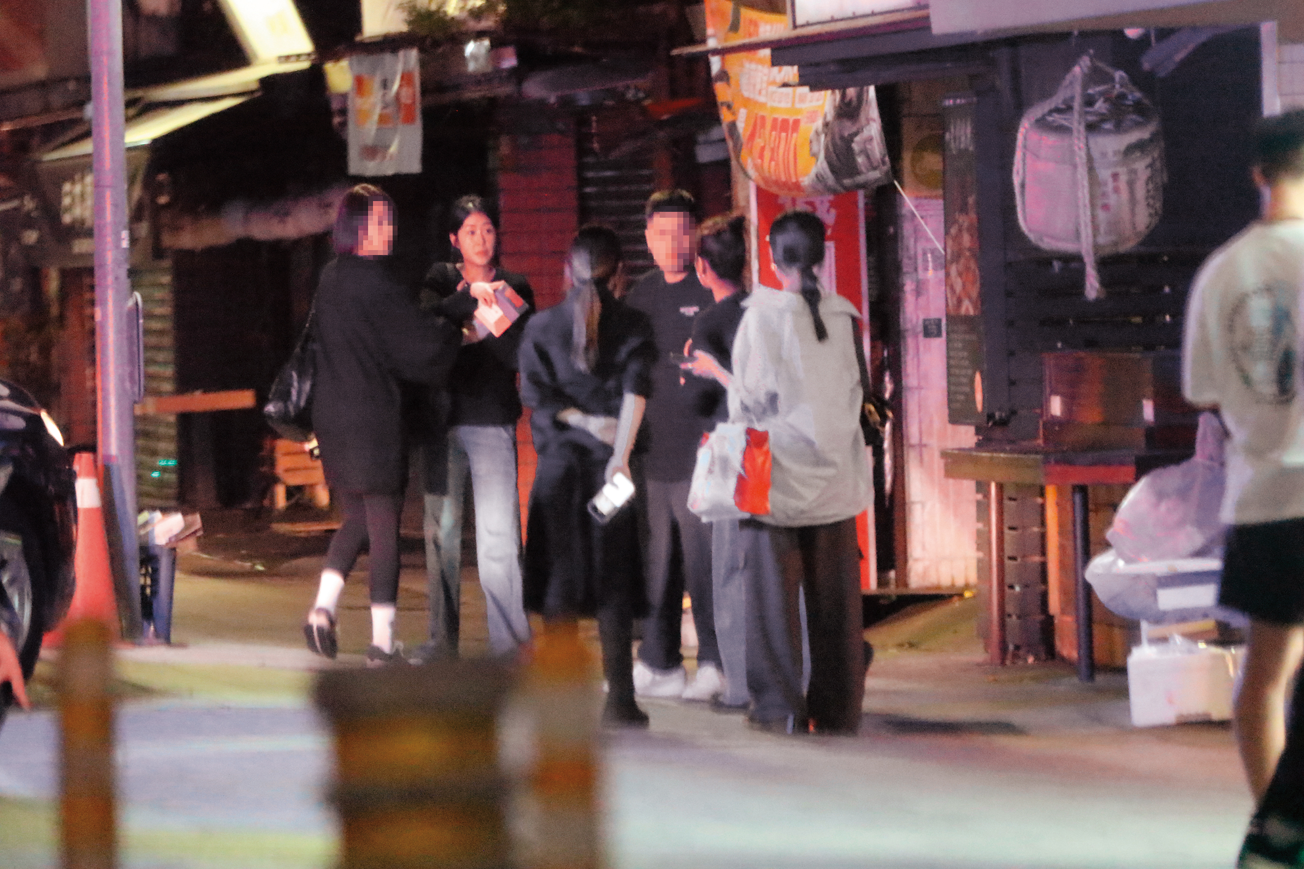 1時28分，平常少見張孝全老婆Joyce（左二）上夜店，這天酒聚也算盡興而歸。（圖／鏡週刊）