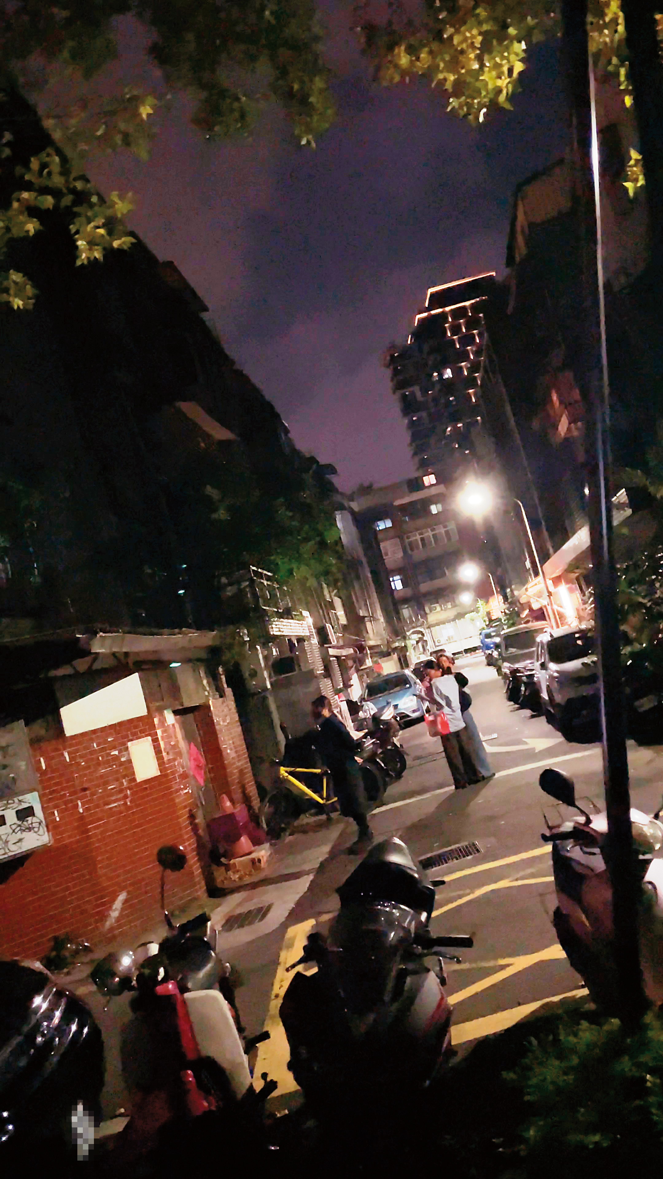 1時40分，謝欣穎與林映唯不走大門，卻從後門現身，行動神神祕祕的樣子。（圖／鏡週刊）