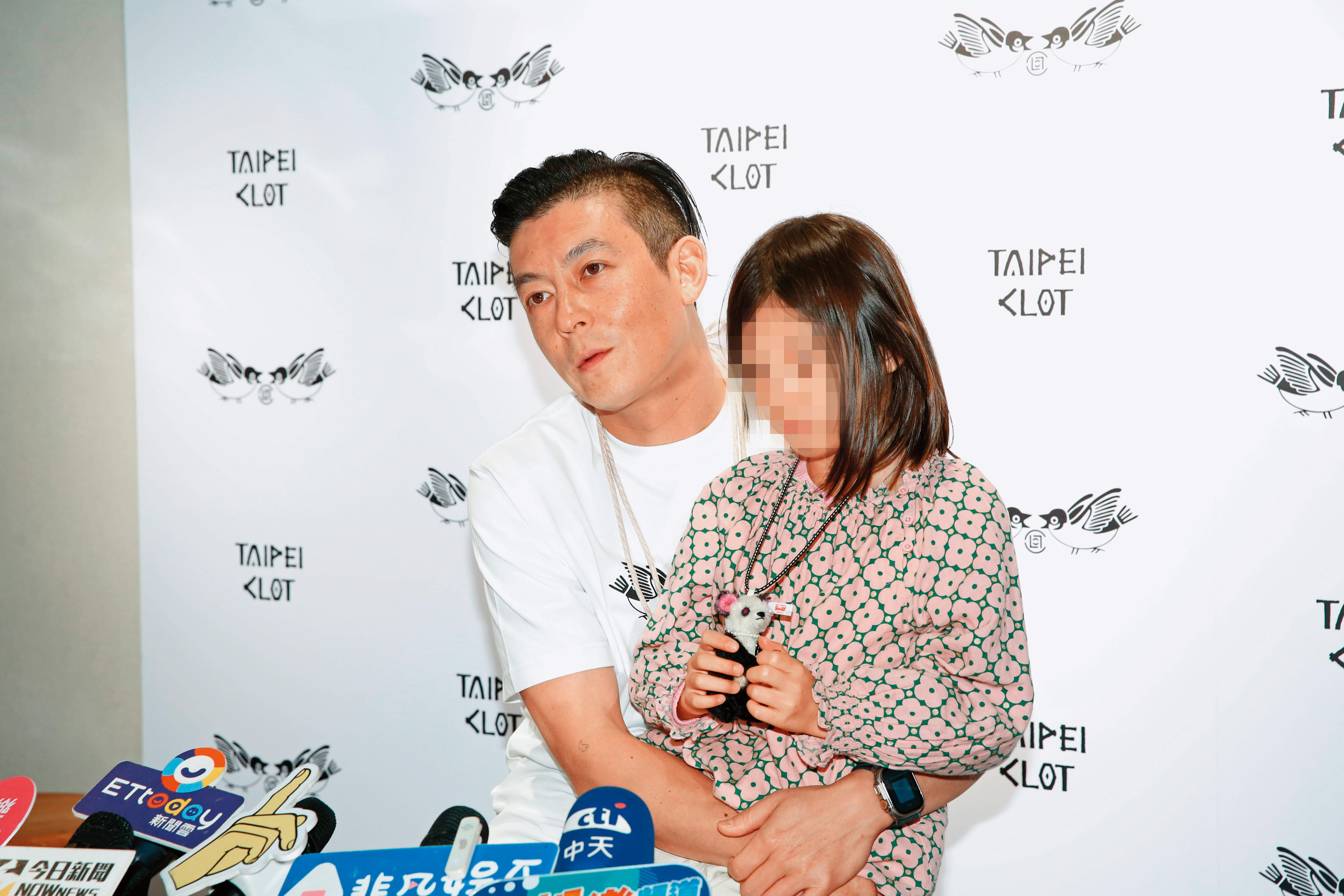 陳冠希日前睽違6年在台公開亮相,還帶女兒一起接受媒體訪問。(圖/鏡週刊)