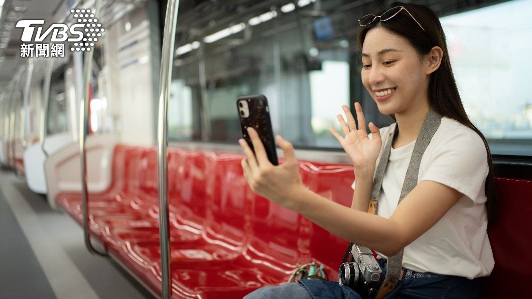 在日本電車上打視訊電話是挑釁的行為。（示意圖，非當事人／shutterstock 達志影像）