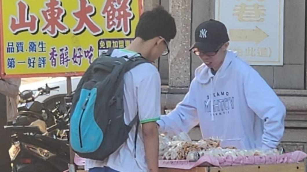 男星擺路邊攤「賣山東大餅」！日賺800苦嘆：終於不用吃泡麵