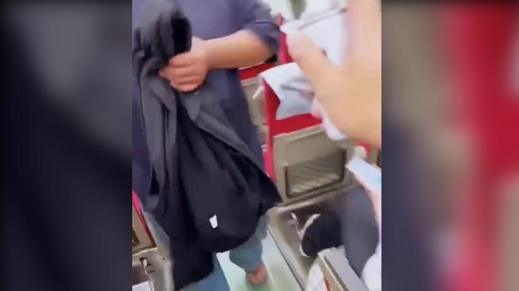 男乘客起身走向蔡男,接著蔡男就拿辣椒水噴向對方。(圖/翻攝自記者爆料網)
