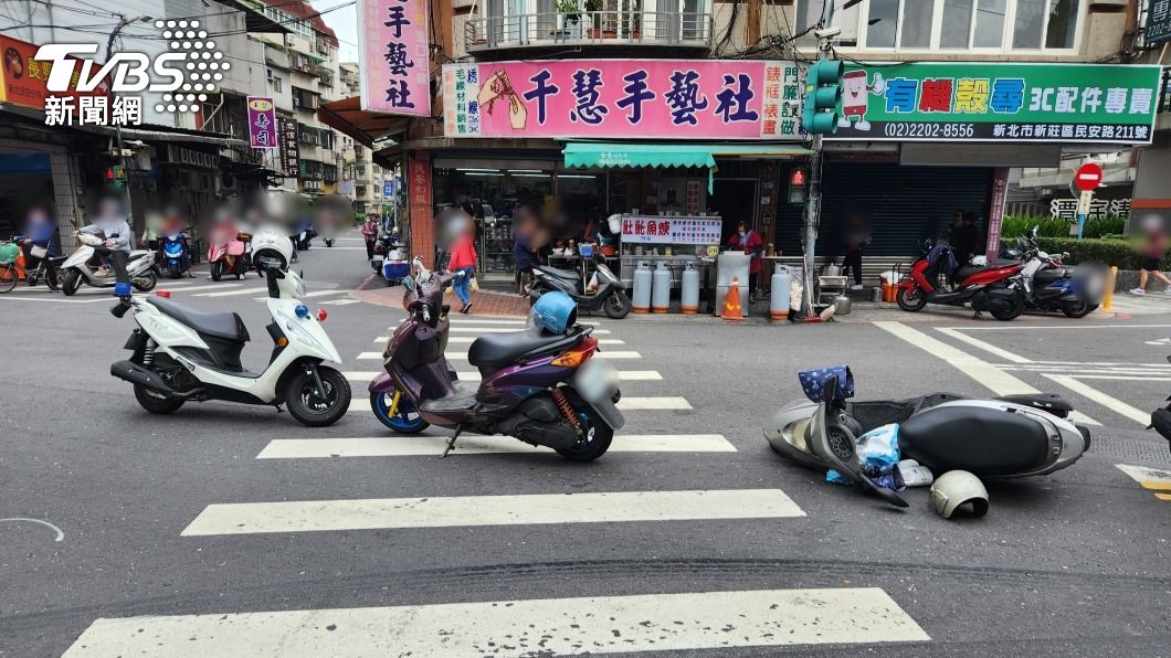 一個月5次車禍!新莊婦鬼切「跨車道」左轉 撞騎士慘摔