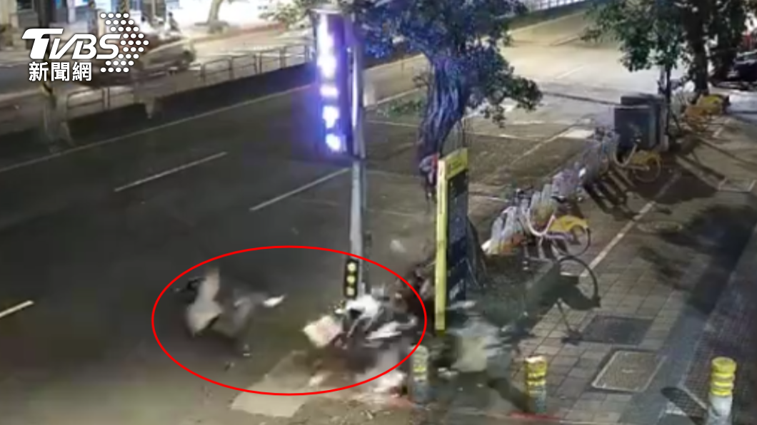 臨江街夜市機車撞爛20萬看板 騎士看一眼就跑