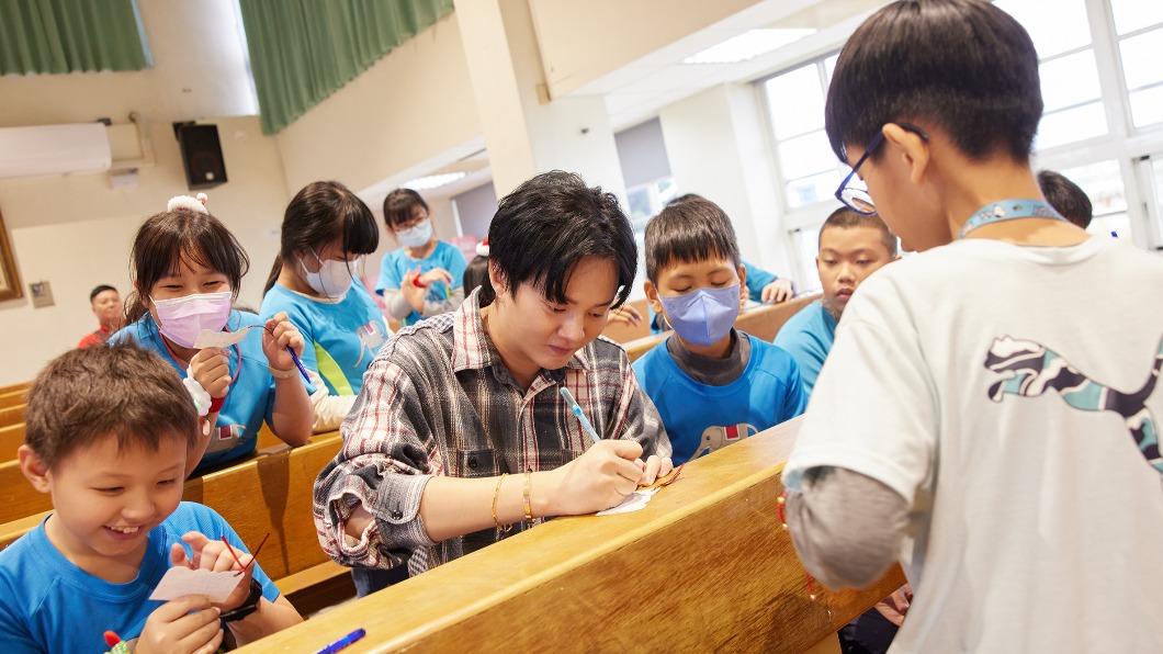 許富凱和小朋友們一起寫下耶誕許願卡。(圖/十得私廚網路商城提供)