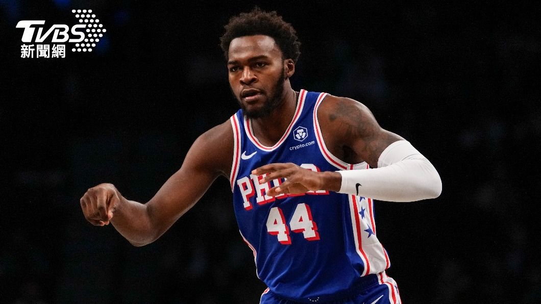 NBA/76人替補酸戴維斯「假摔仔」 反讓隊友恩比德躺著也中槍