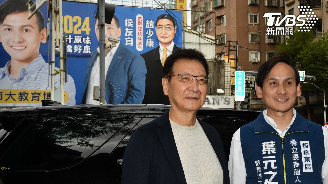 趙少康今(29)日到現場「監工」葉元之看板改造。(圖/胡瑞麒攝)