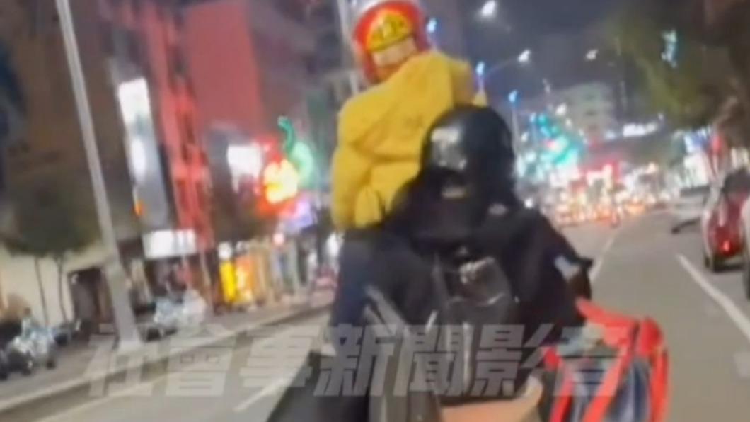 父母三貼載孩童當街上演人體疊疊樂。(圖/翻攝自社會事新聞影音)