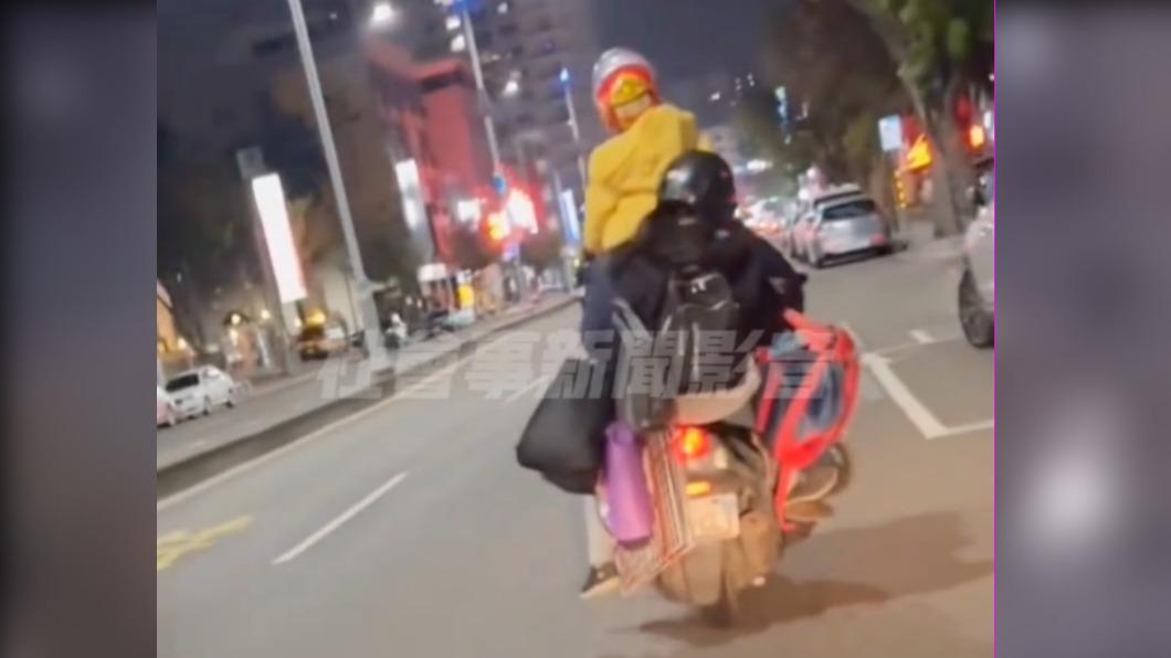 高雄三寶父母誇張載孩 大包小包上演人體疊疊樂