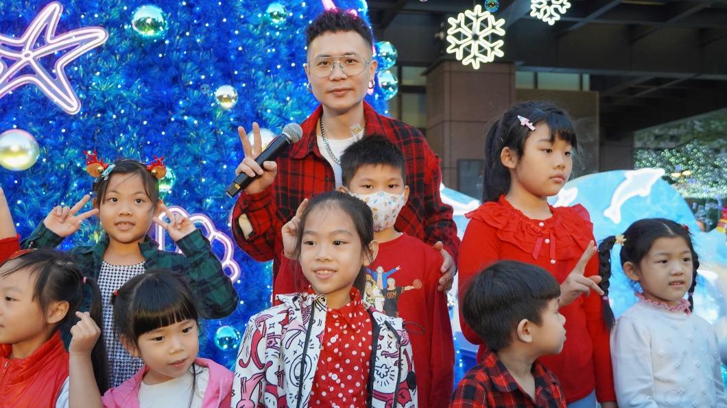 蕭秉治和小朋友們提前歡慶耶誕佳節。（圖／相信音樂提供）