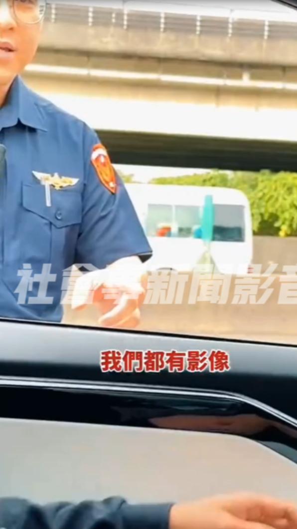 警方要求民眾下車盤查受檢。(圖/翻攝自社會事新聞影音)