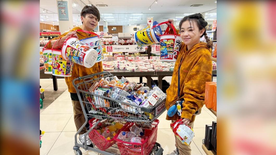 瘋狂血拚!蔡阿嘎去日本托運18個行李箱 網傻眼:「連水都買」