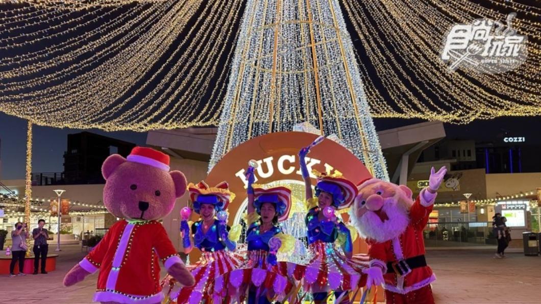 華泰名品城今年聖誕主題為「U.G.L.Y Christmas」，取自U Got a Lucky Year第一個字母，其中第二期的聖誕樹高達6公尺。（圖／食尚玩家）