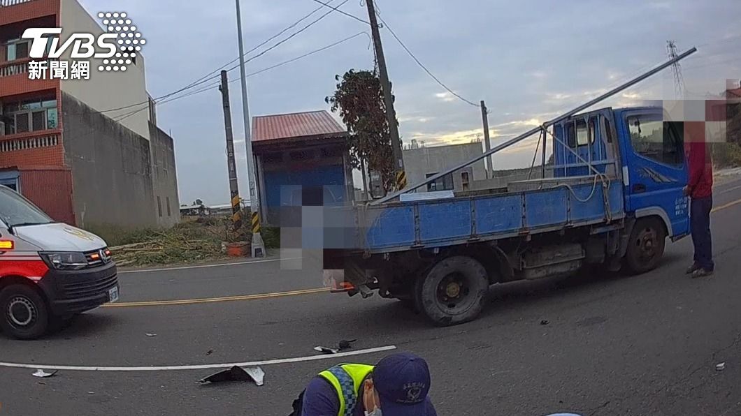 快訊/嘉義死亡車禍!機車撞貨車「碎片散一地」騎士傷重身亡