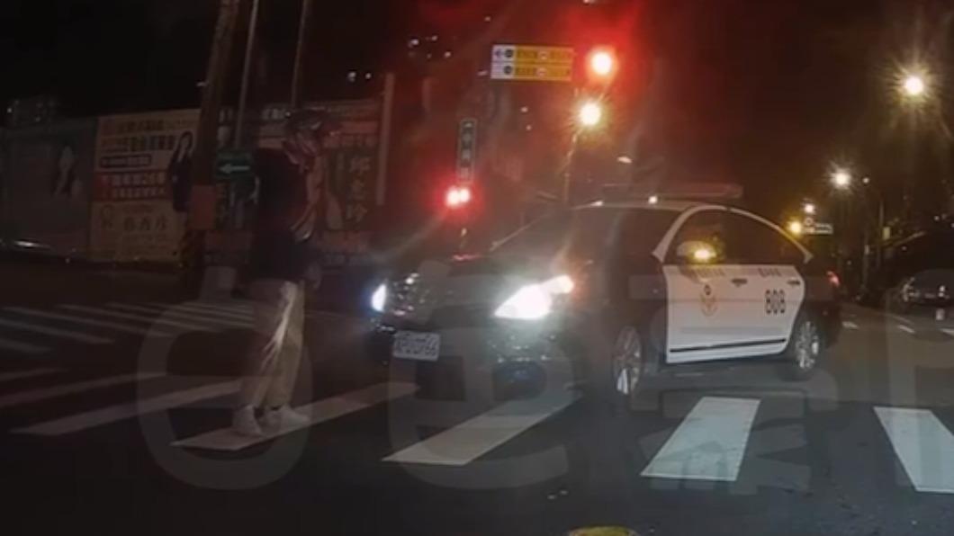 桃園警車未禮讓險撞!最後一秒急剎 行人嚇傻原地死盯