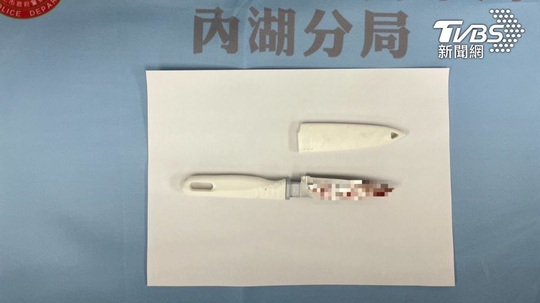 警方查扣犯案用兇刀。(圖/TVBS)