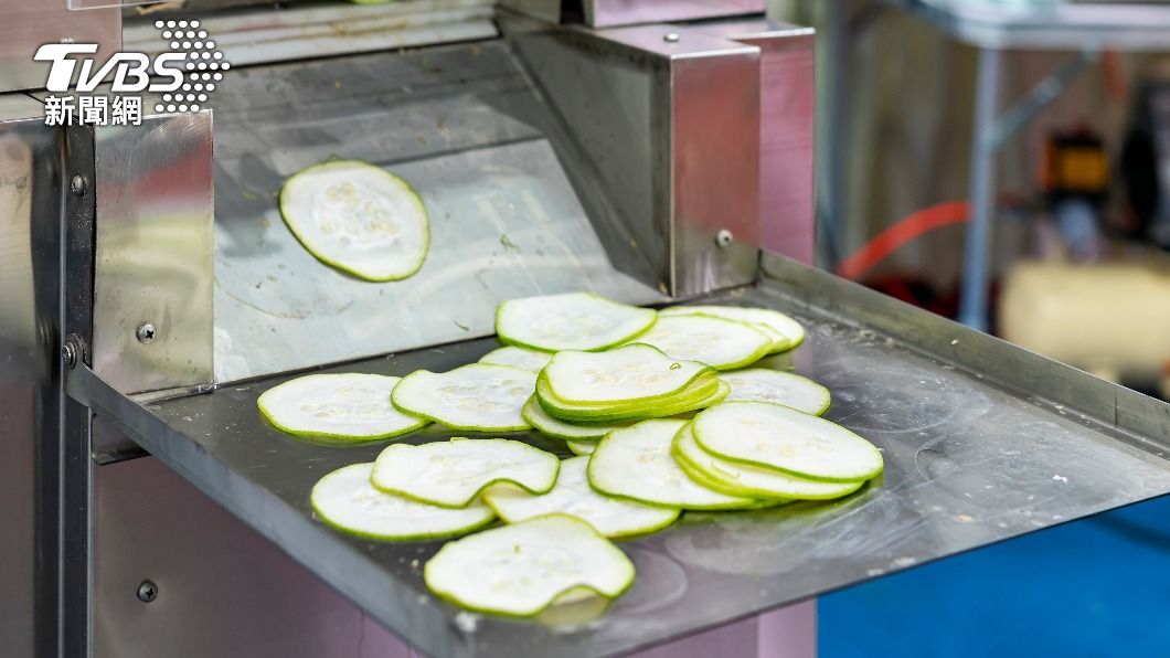 店經理在使用機器切菜時不慎發生意外。(示意圖/shutterstock 達志影像)