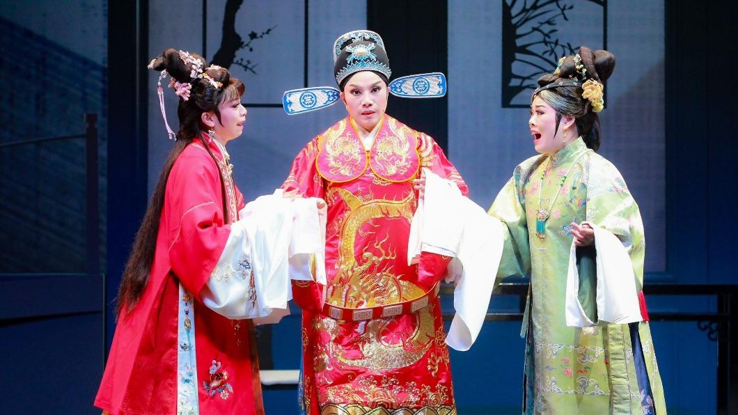 唐美雲（中）帶領新生代演員演出經典。（圖／民視提供）