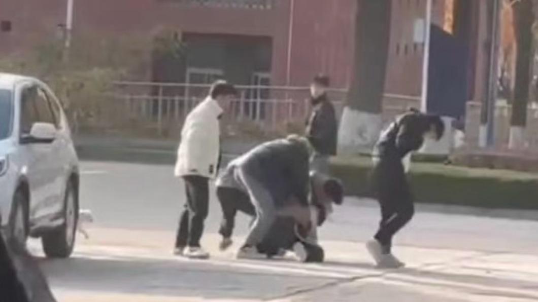 一群人在校園裡扭打。(圖/翻攝自微博《沸點視頻》)