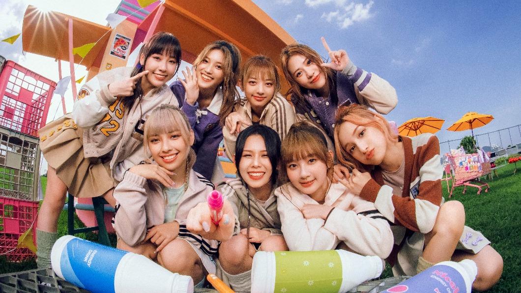 聖恩(上排左起)、朵莉、巧瑜、Nicole和心平(下排左起)、容容、珮含、以芯在新歌MV裡展現青春活力。(圖/索尼音樂提供)