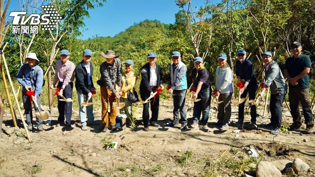 「現代愚公」台澳夫妻南投買地拆水泥護岸 農村水保署讚聲