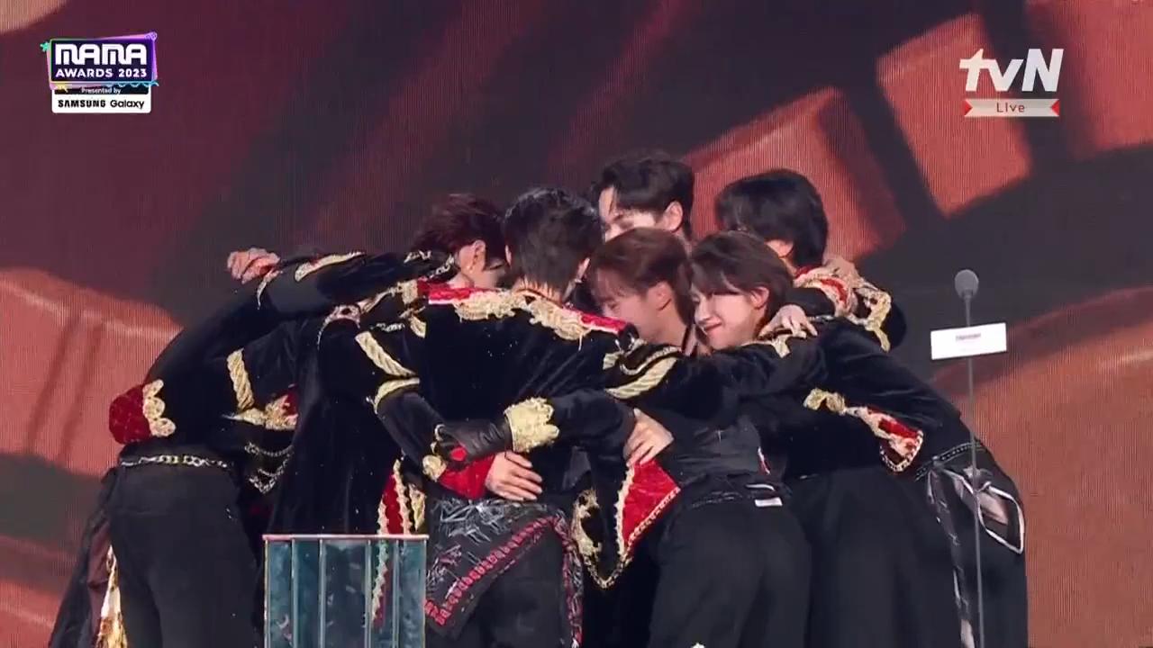 SEVENTEEN致詞後,13名成員感動相擁。(圖/翻攝自MyVideo)