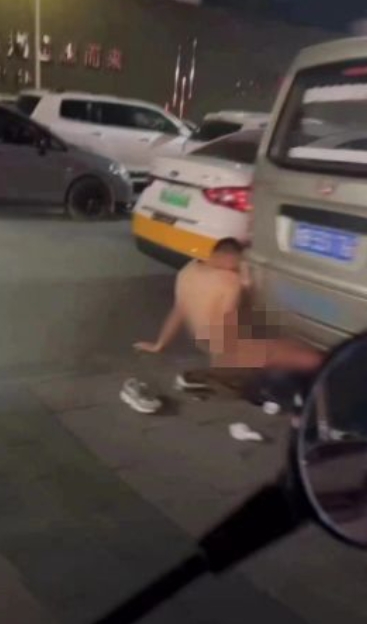 男子將下體瞄準汽車排氣管，做出不雅的舉動。（圖／翻攝自X）