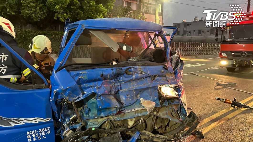 高雄砂石車違規左轉小貨車閃避不及 攔腰直撞害情侶天人永隔