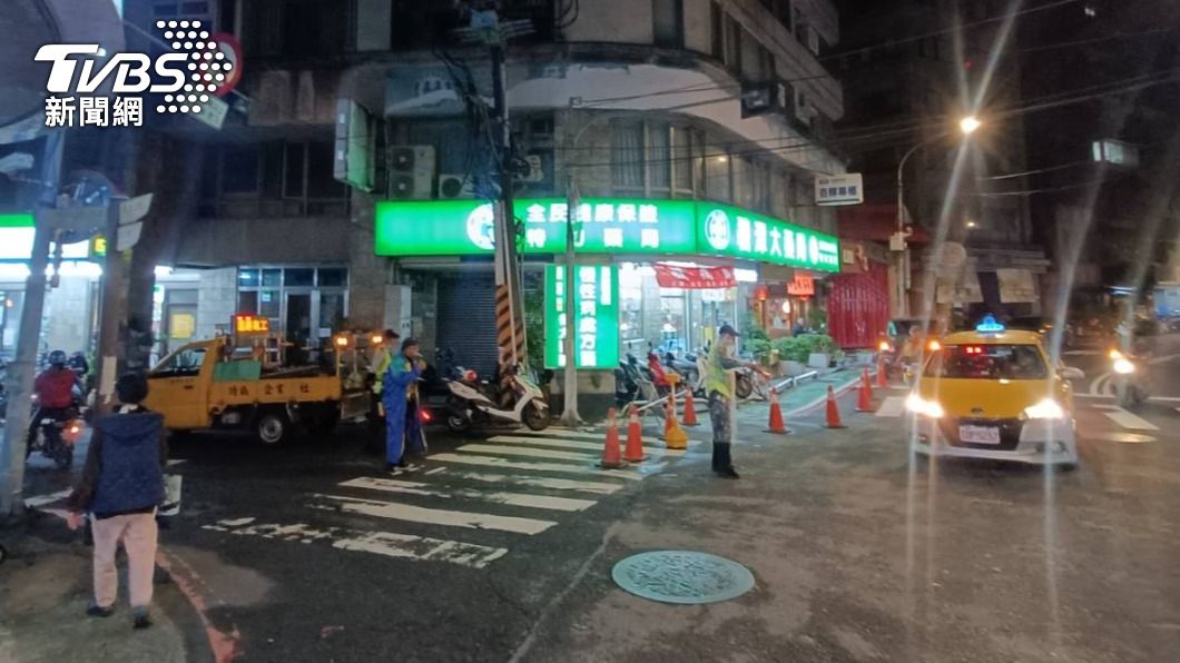 該處路口在進行下水道工程因此暫時封閉。（圖／TVBS）